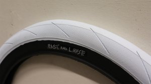 画像1: [2.4] Cult"Pool Fast And Loose"Tire [110PSI/ White Black]