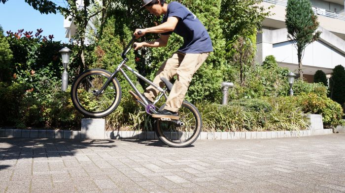 フロントリフト(HOW TO BMX TRICKS byFlourishBMXShop) - 横浜にあるBMX全国通販のFlourishBMX