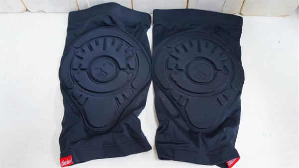 画像1: Shadow"InvisaLite"KneeGuard [S/M/L/XL]. (1)