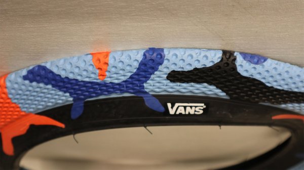 画像3: [16インチ用/ 2.3] Cult "VANS" Tire [65PSI/ BlueOrangeCamo] (3)